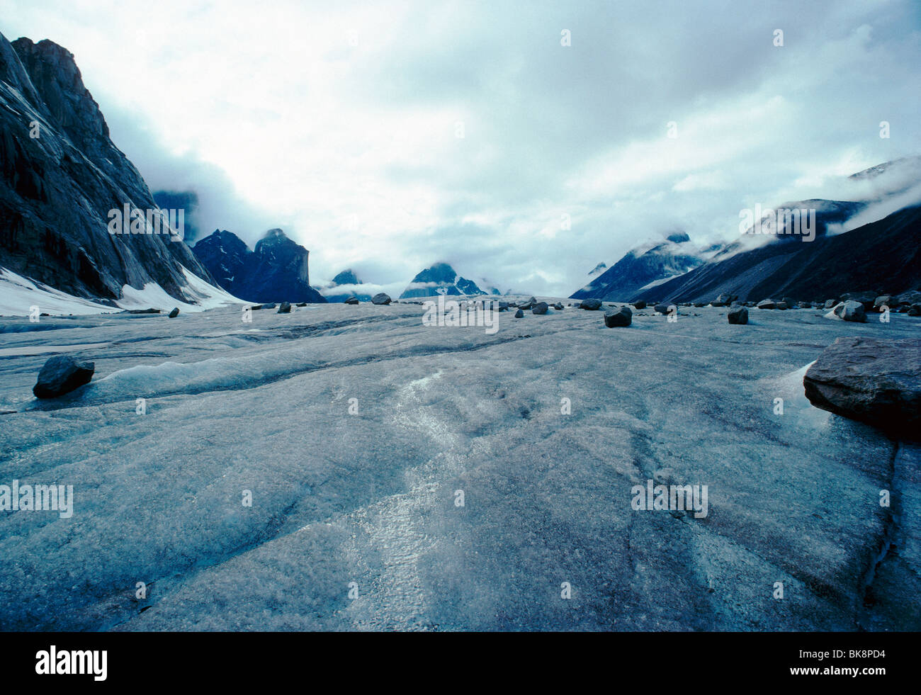 Glacier Turner et Mt. Asgard dans le lointain de la brume, le parc national Auyuittuq, île de Baffin, Nunavut, Canada Banque D'Images