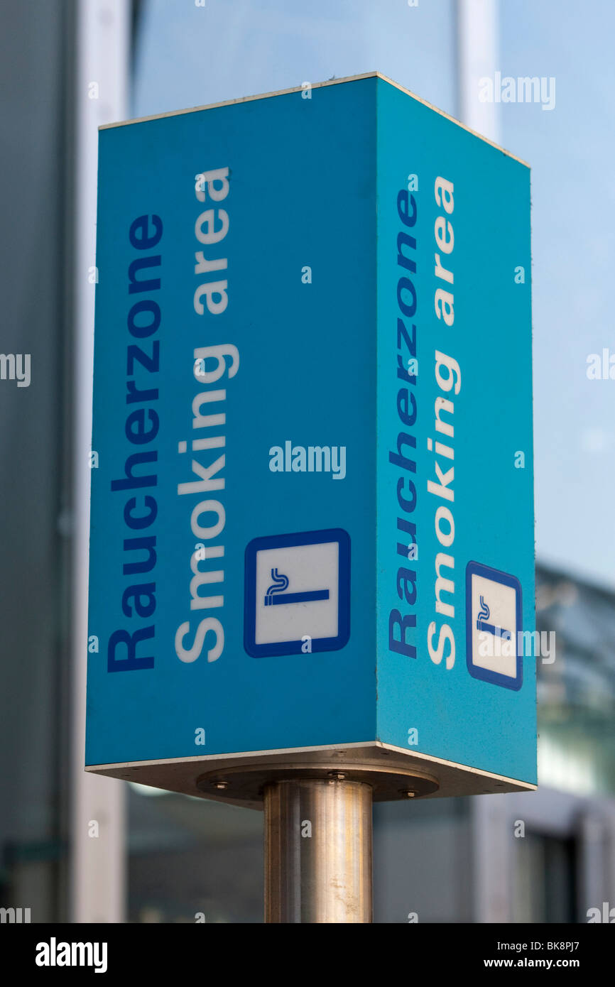 Fumeurs, l'aéroport de Francfort, Hesse, Germany, Europe Banque D'Images