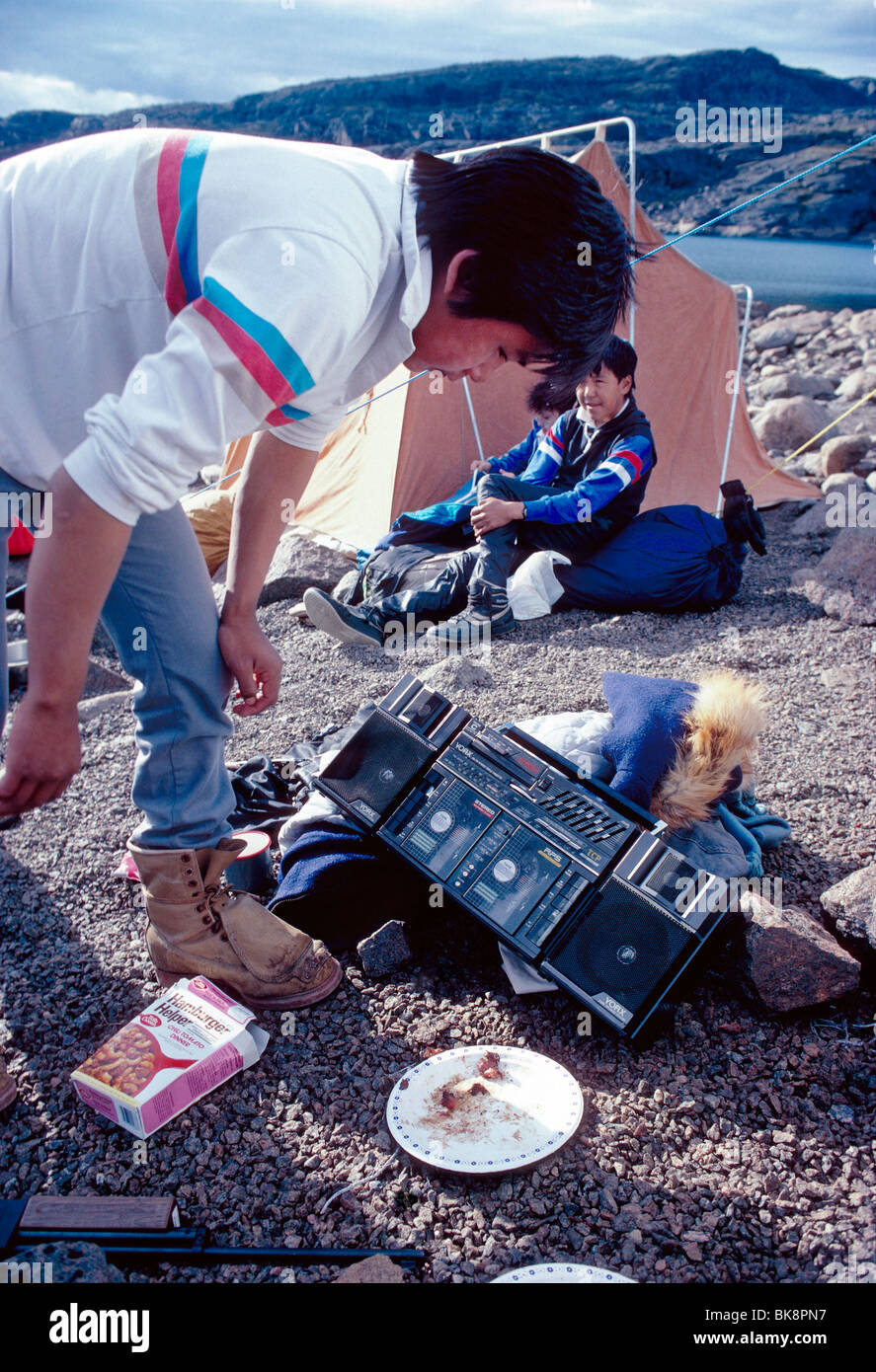 Famille Inuit camping lors d'une chasse au phoque et caribou, Cumberland, île de Baffin, Nunavut, Canada Banque D'Images
