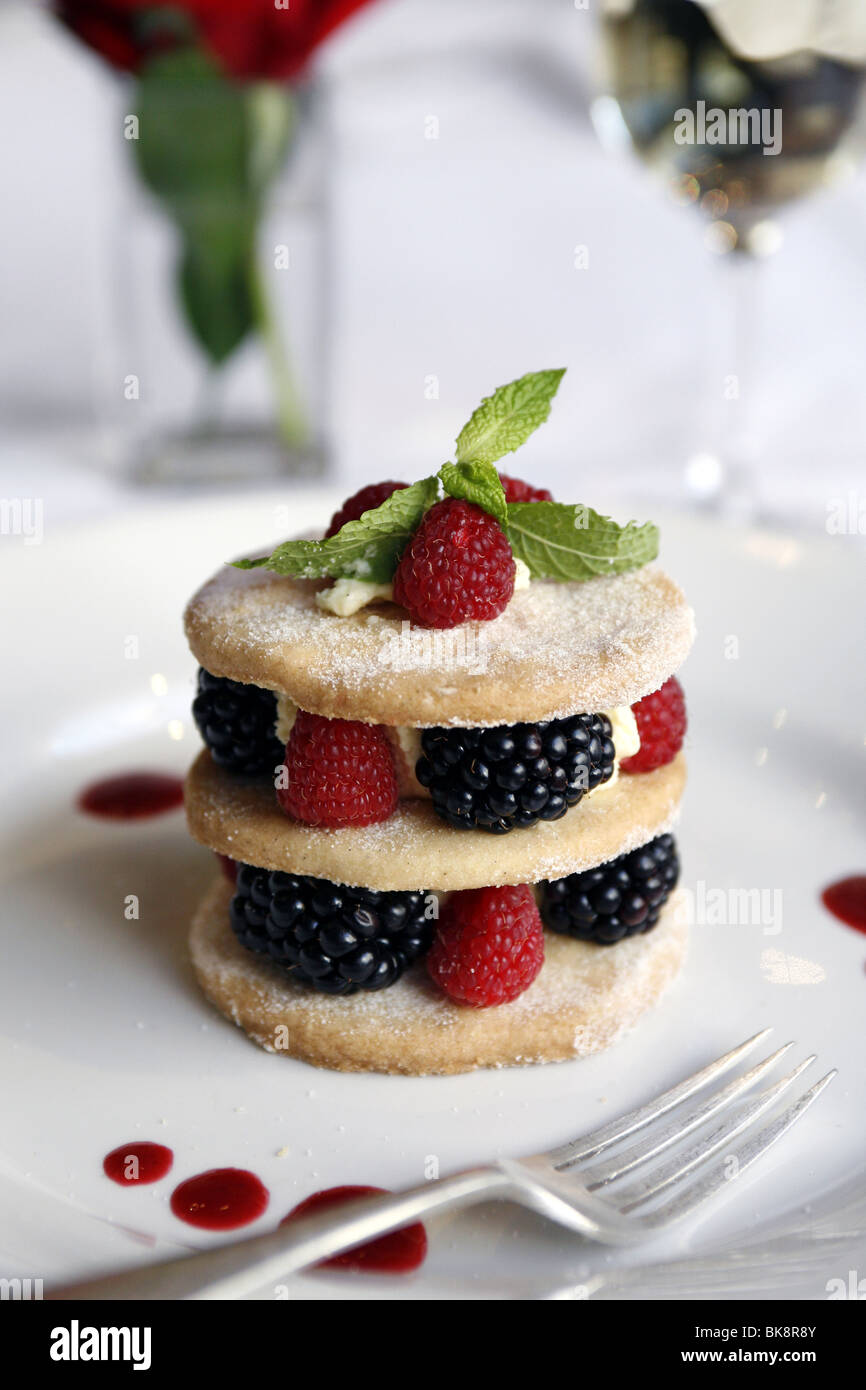 Bramble et sablés Framboise Pile, deux gros Mesdames Restaurant, Glasgow, Écosse Banque D'Images