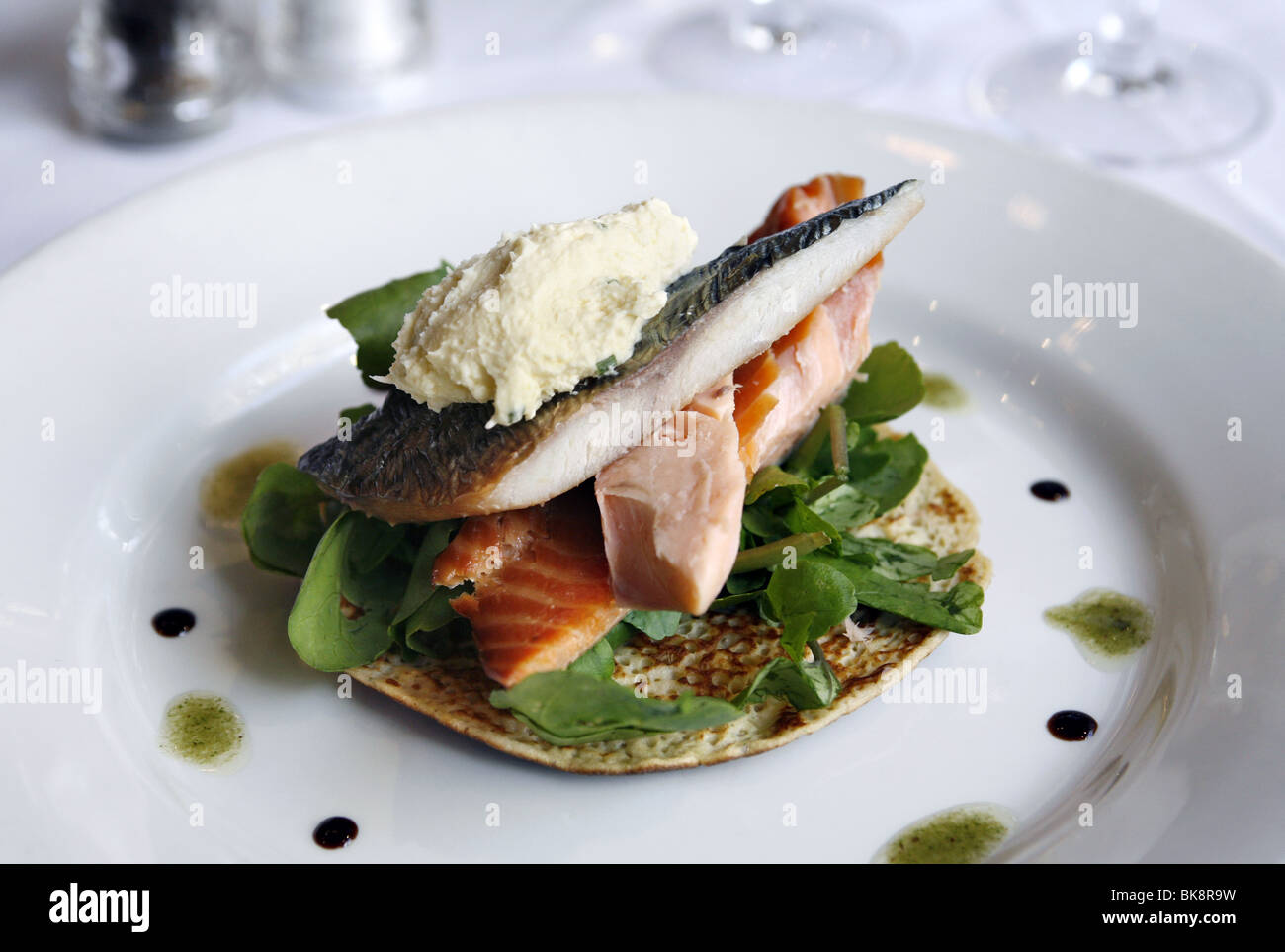 Trio de poissons fumés sur un blinis Estragon avec crème de raifort, deux gros Mesdames Restaurant, Glasgow, Écosse Banque D'Images