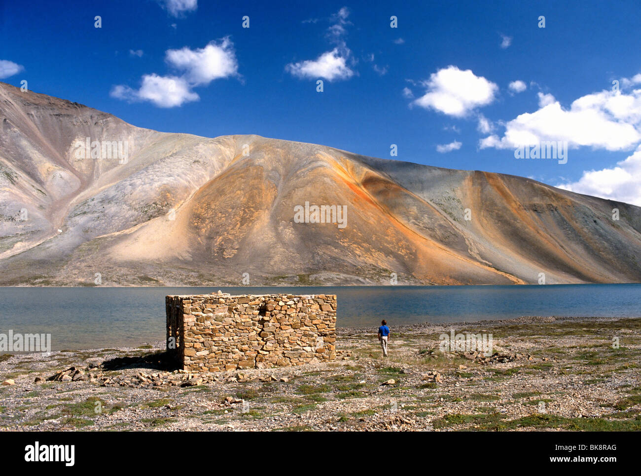 Touriste américain explore les ruines d'anciens quartiers à un goulag prison près de Amguema, péninsule de Tchoukotka, Magadon Région, la Sibérie, l'ancienne Union Soviétique Banque D'Images