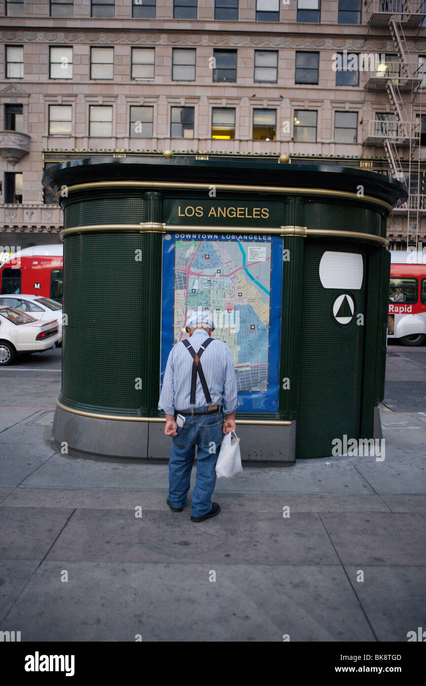 USA, Californie, Los Angeles, vieil homme avec bretelles à la carte du  centre-ville à Photo Stock - Alamy