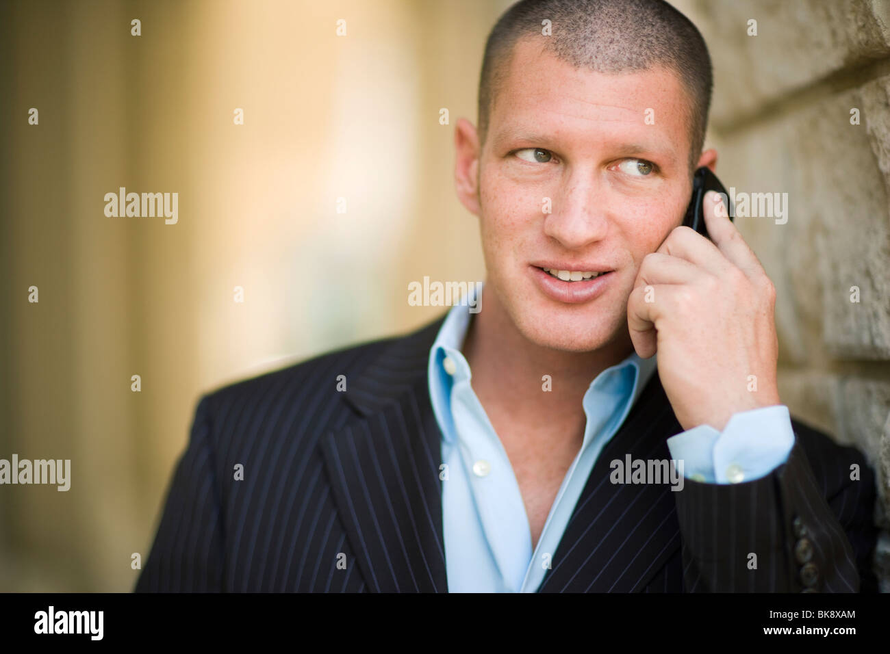 Businessman talking on a mobile phone Banque D'Images