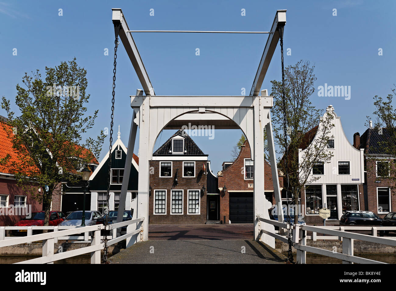 Pont-levis en bois, du pont, dans le centre-ville historique de Rijp près d'Alkmaar, Province de la Hollande du Nord, Pays-Bas, Europe Banque D'Images