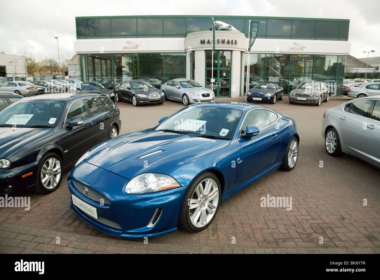 Jaguar voiture voitures à vendre à l'extérieur de Marshalls, concessionnaire Jaguar Newmarket Rd, Cambridge, Royaume-Uni Banque D'Images
