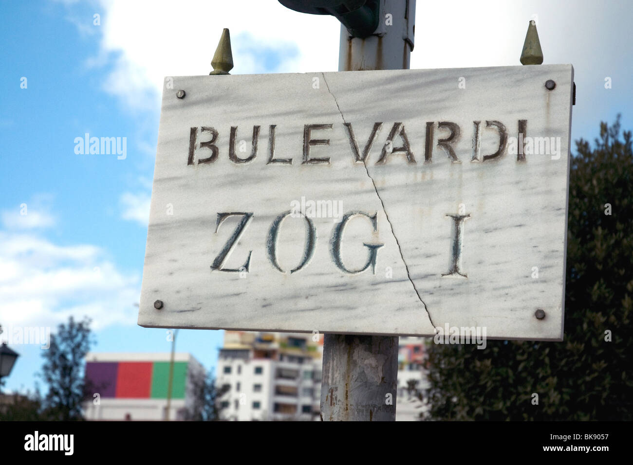 Boulevard dans le centre de Tirana nommé pour le Roi Zog I qui a régné sur l'Albanie de 1928 à 1939 Banque D'Images