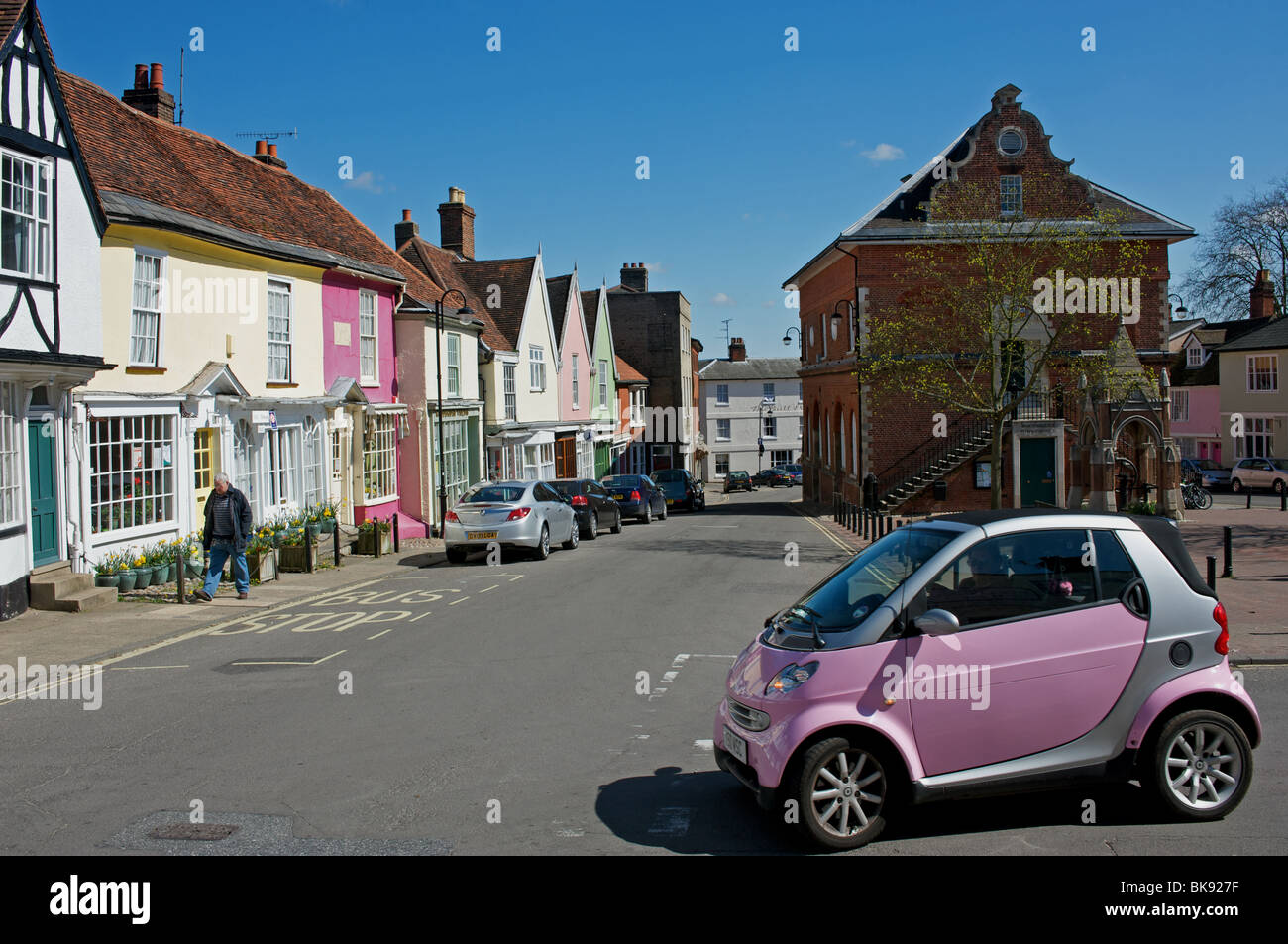 Smart car circulant sur les rues étroites de Woodbridge, Suffolk, UK. Banque D'Images