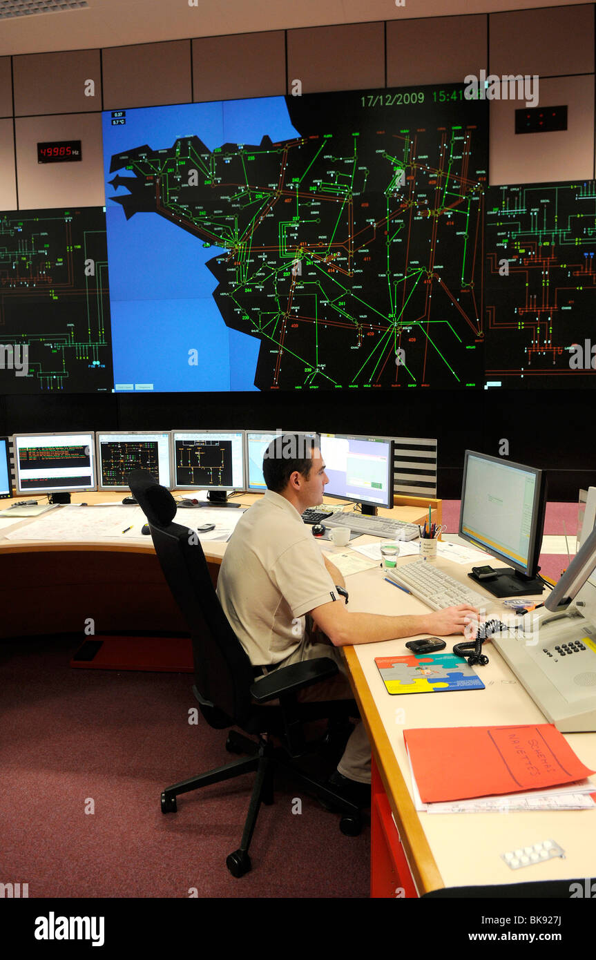 Nantes (44) : Réseau salle de contrôle dans les locaux de 'Ouest' de RTE  (Réseau de transport d'électricité français Photo Stock - Alamy