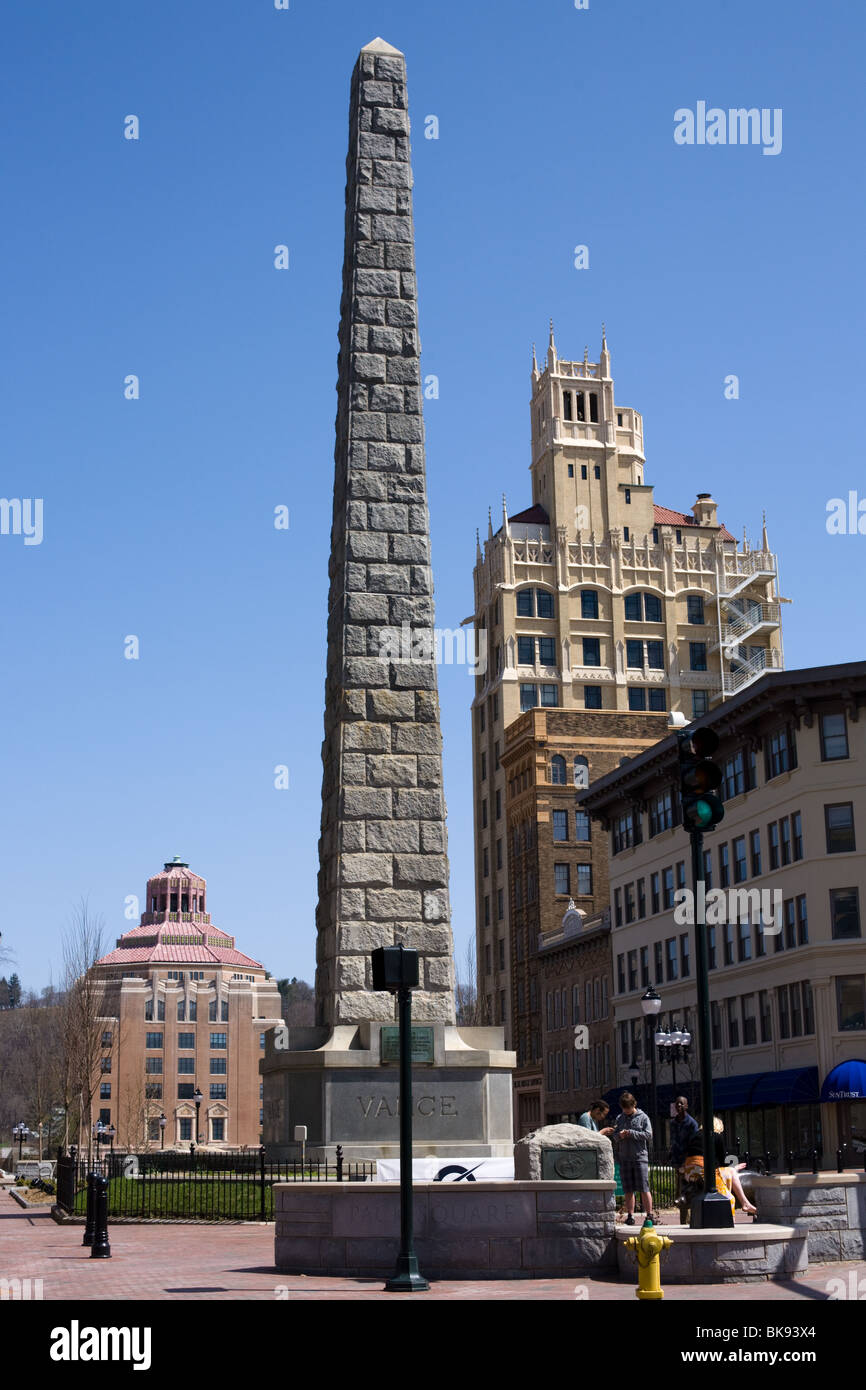 Vance Obélisque Monument, l'Hôtel de Ville, Immeuble Jackson sur Pack Square, Asheville, Caroline du Nord. Banque D'Images
