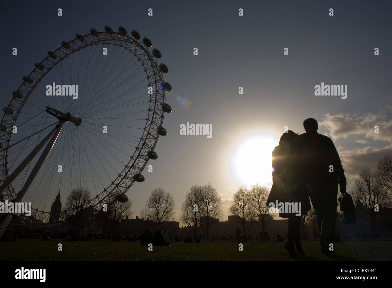 Un couple romantique à pied sous l'Oeil de Londres dans Jubilee Gardens. Banque D'Images