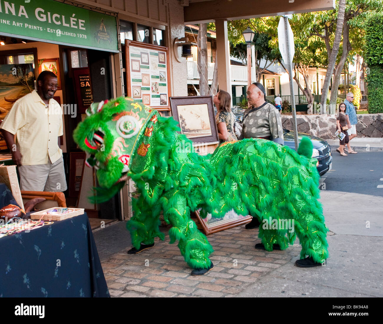 Célébrations du nouvel an chinois, rue Front Maui Hawaii. Le Dragon visites chaque magasin pour donner bonne chance pour la nouvelle année Banque D'Images