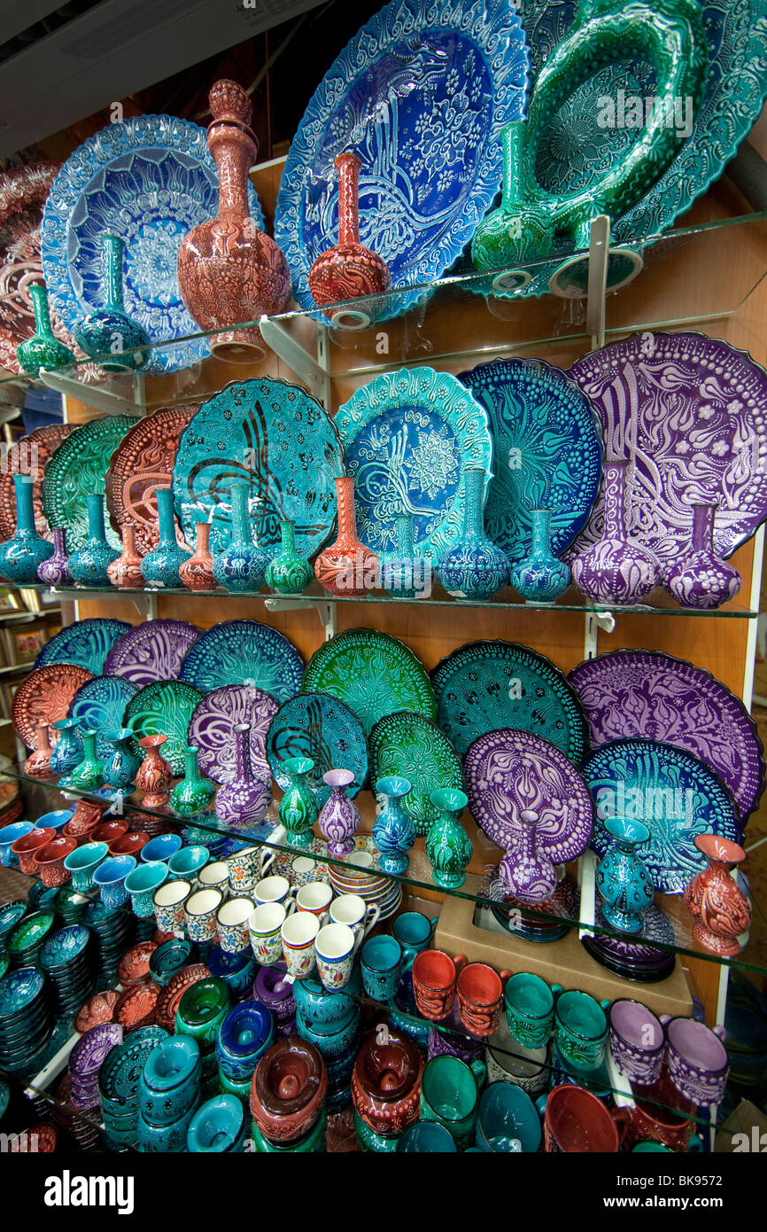 Les plaques colorées dans le Grand Bazar, Istanbul, Turquie Banque D'Images
