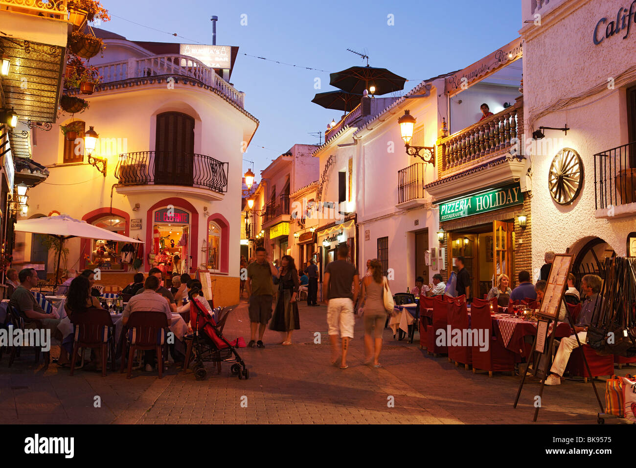 Les clients dans les restaurants, dans la vieille ville le soir, Nerja, Andalousie, Espagne Banque D'Images