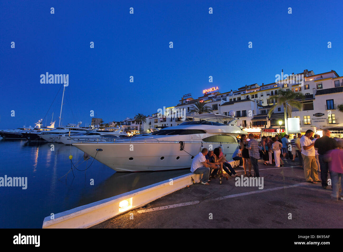 Magasins à proximité port, Puerto Banus, Marbella, Andalousie, Espagne Banque D'Images