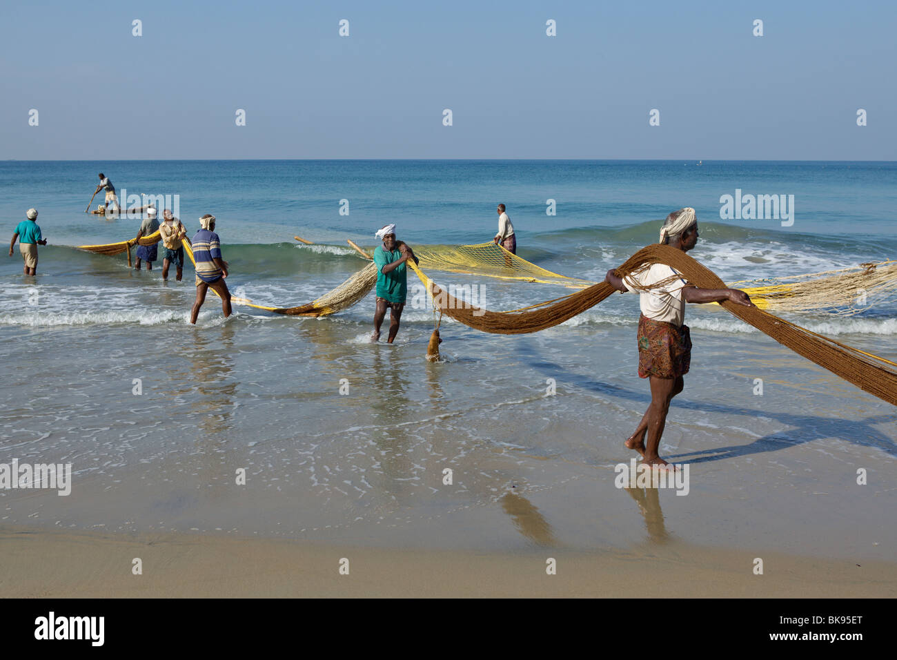 Les pêcheurs tirant leur immense filet pour une plage de Varkala, Kerala, Inde. Banque D'Images