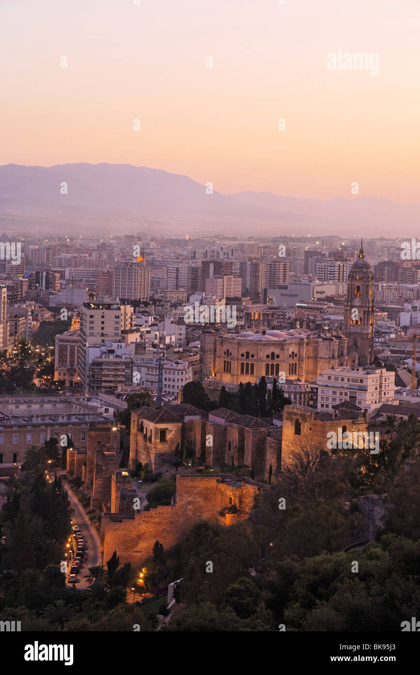 Vue urbaine avec l'Alcazaba et la cathédrale, Malaga, Andalousie, Espagne Banque D'Images