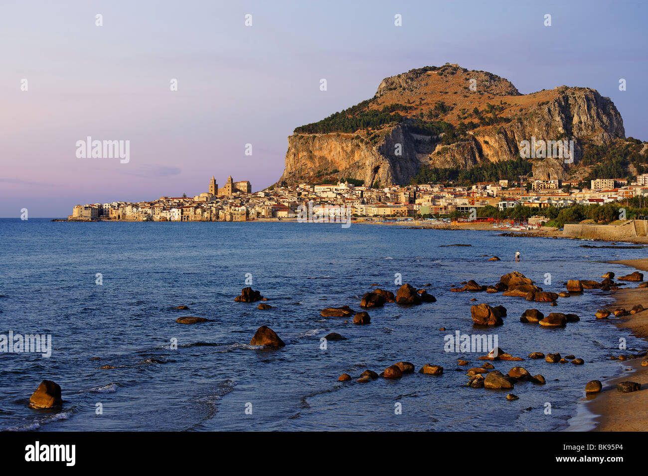 Voir à Cefalu avec Rocca di Cefalù, Cefaly, Sicile, Italie Banque D'Images