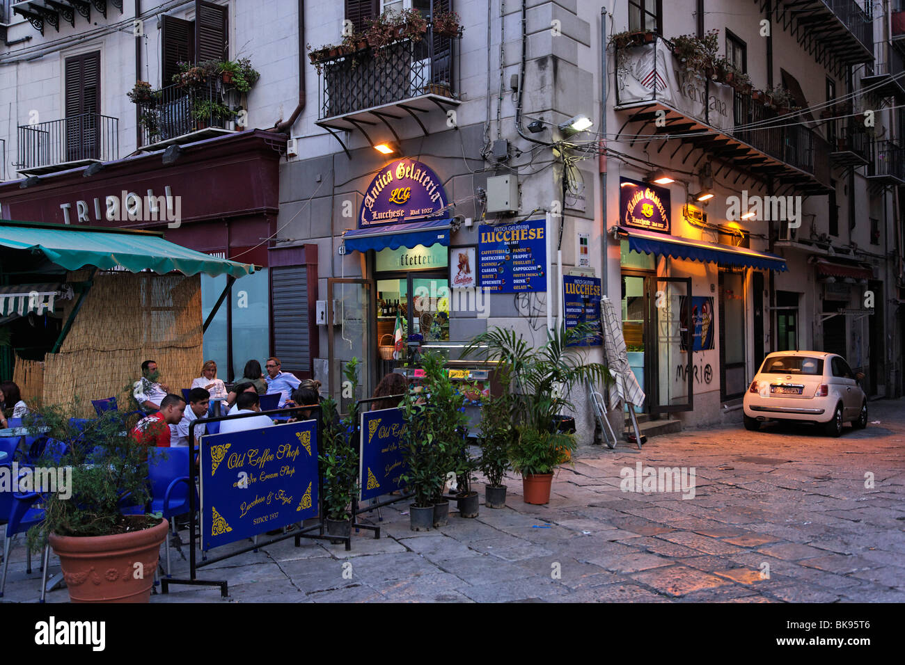 Cafe de la chaussée près de la Vucciria, Palerme, Sicile, Italie Banque D'Images