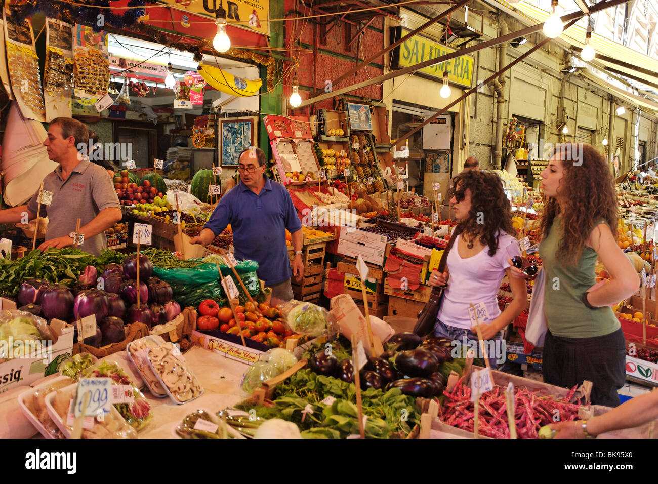 Vendeur de fruits et légumes, la Vucciria, Palerme, Sicile, Italie Banque D'Images