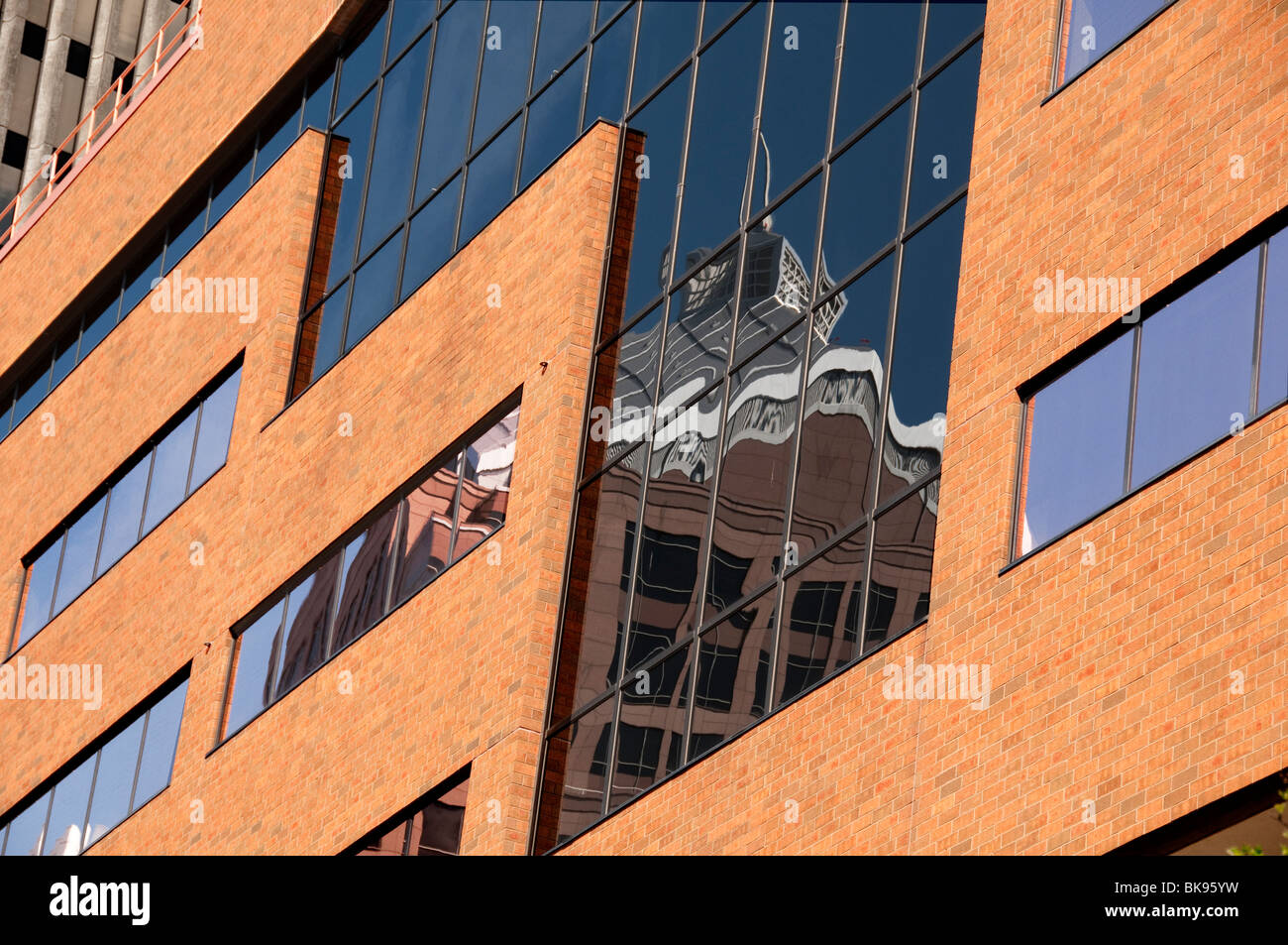 Bâtiment moderne en verre et brique immeuble de bureaux. Banque D'Images