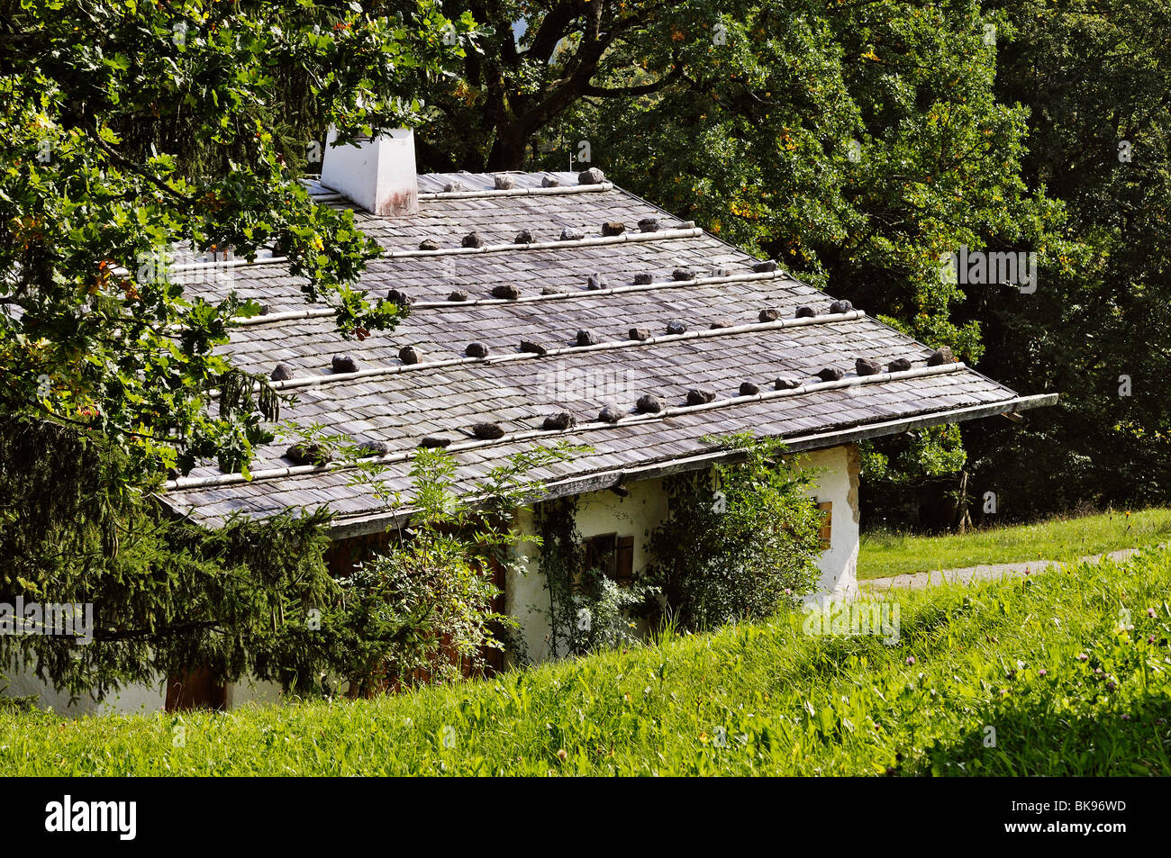 Agiter, toit et cheminée de pierres pour le peser vers le bas, Glentleiten musée agricole, Bavaria, Germany, Europe Banque D'Images