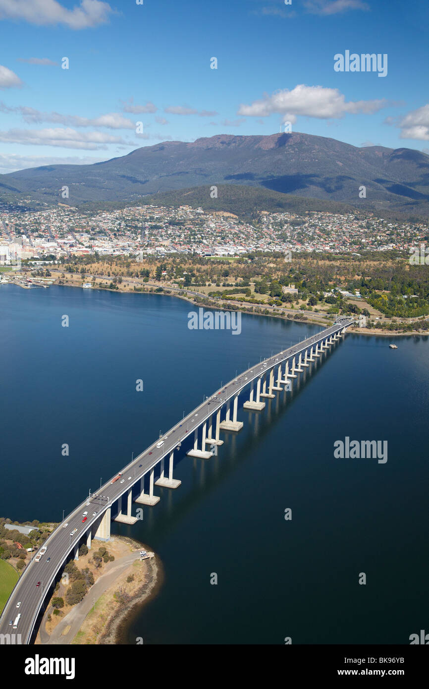 Tasman Bridge, Derwent, et Mt Wellington, Hobart, Tasmanie, Australie - vue aérienne Banque D'Images