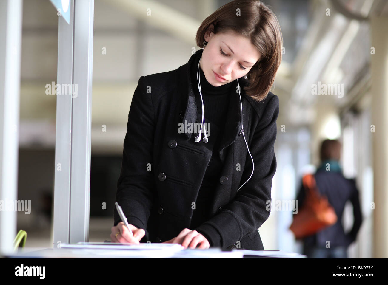 Une femme remplit un formulaire d'inscription Banque D'Images