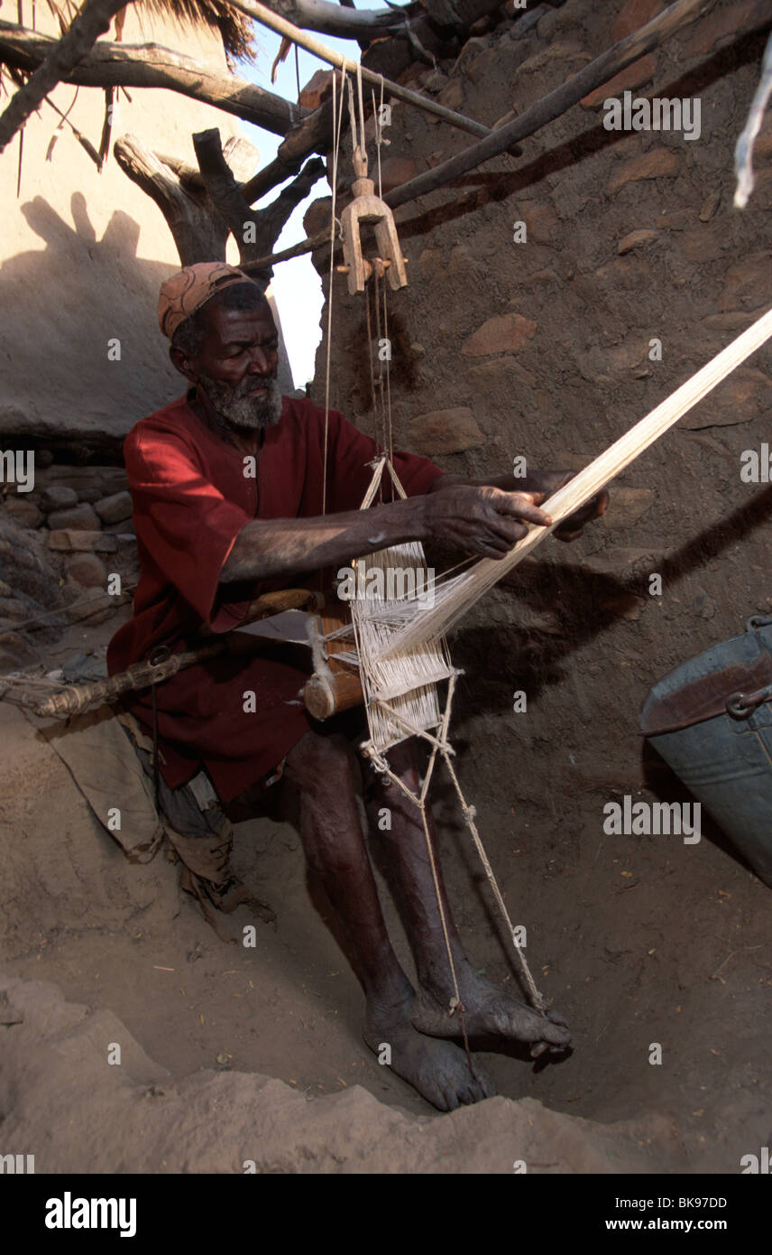 Un homme Dogon bandes de tissage de laine pour faire des vêtements, Tereli, Pays Dogon, au Mali. Banque D'Images