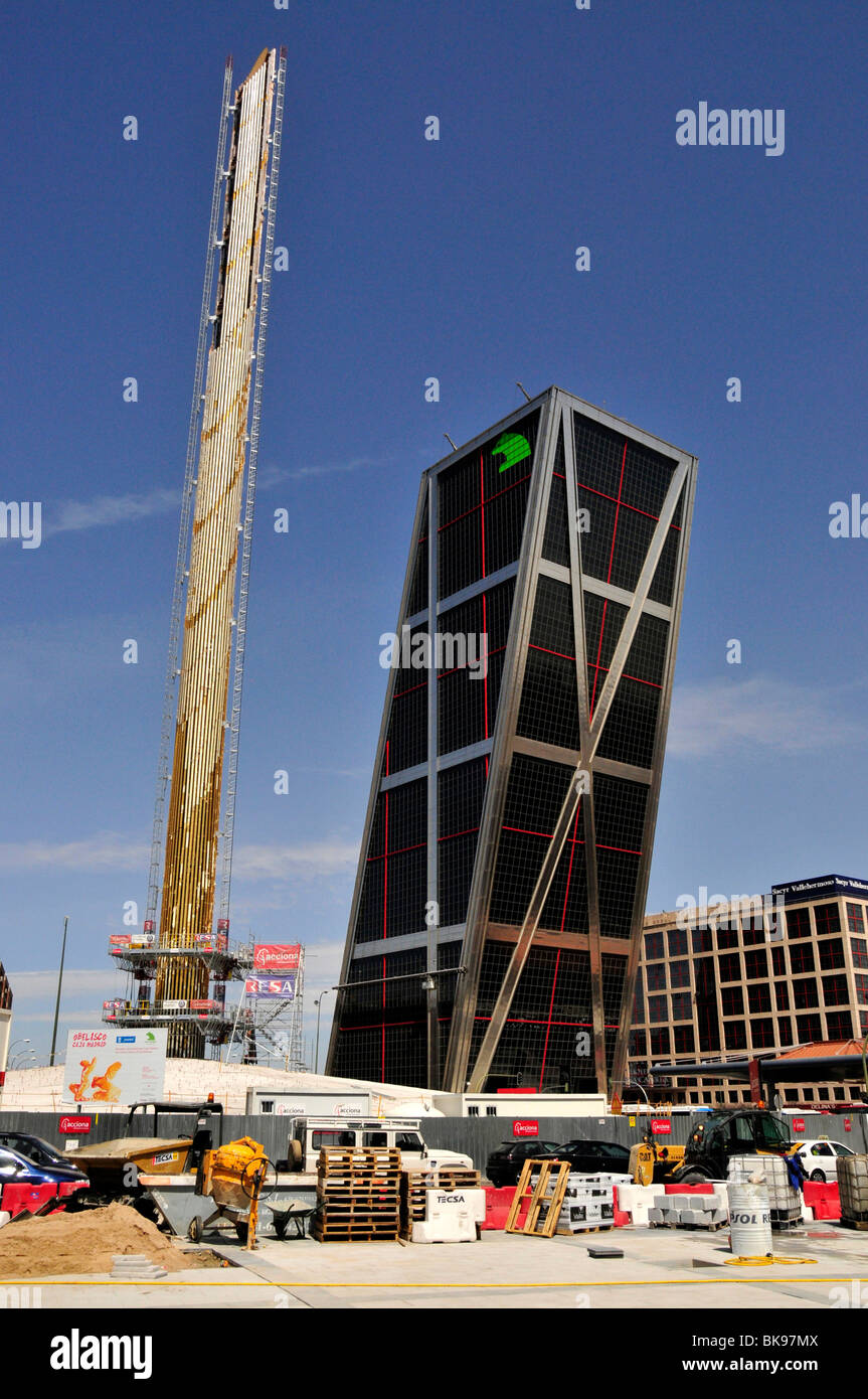 Site de construction en face de l'un des tours Kio, Torres Kio ou Puerta de Europa, Plaza Castilla, Madrid, Espagne, stylo ibérique Banque D'Images