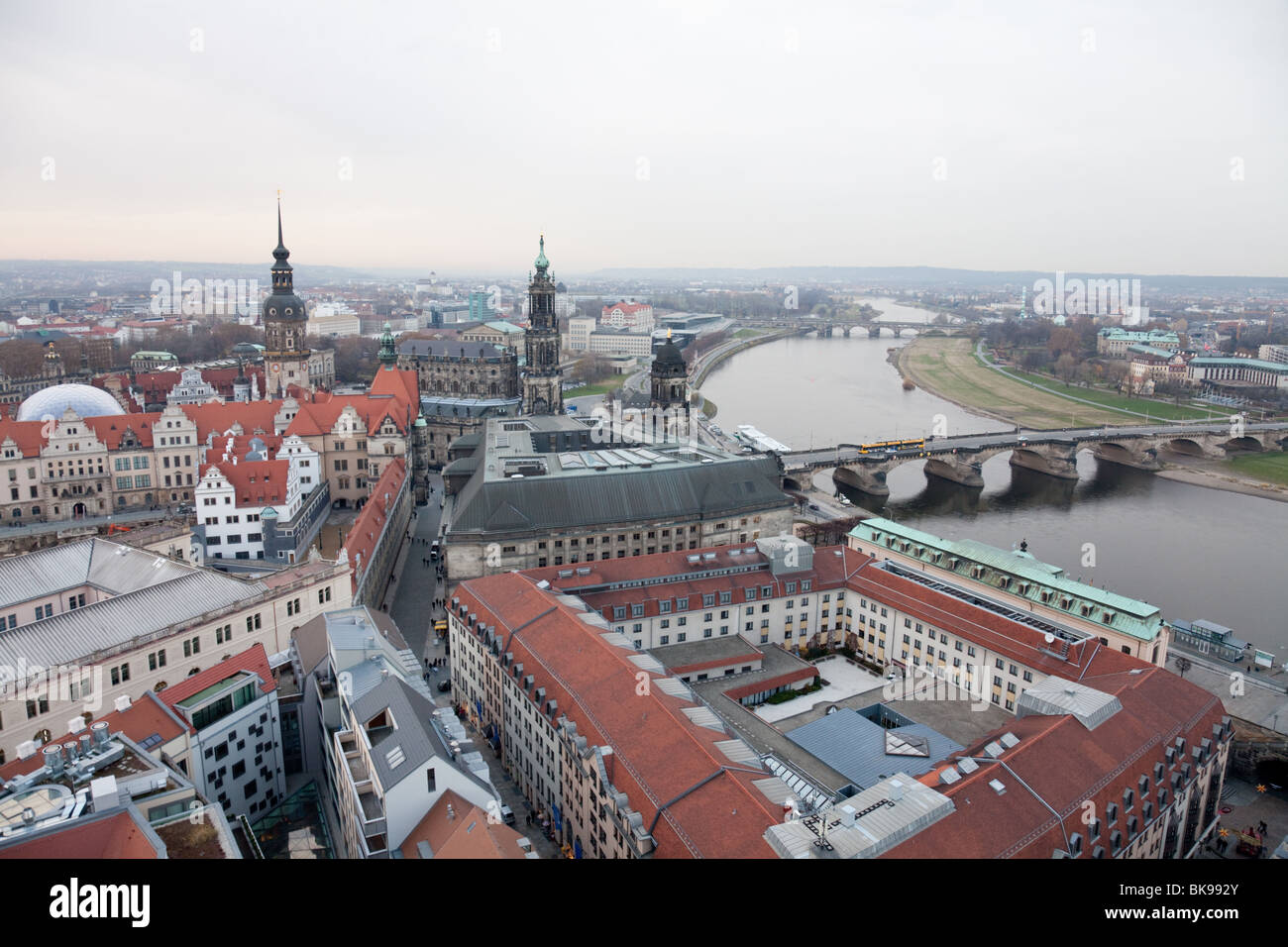 Vue panoramique depuis le dôme de l'église Frauenkirche au centre-ville historique de Dresde, Allemagne Banque D'Images