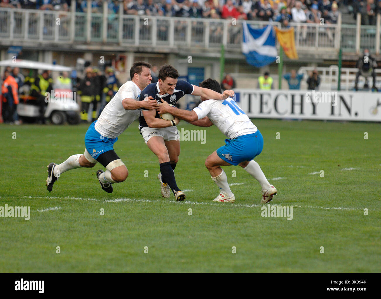 Joueur de rugby écossais Centre Max Evans défini sur par l'Italien fly moitié Graig Gower et flanker Josh Sole Banque D'Images