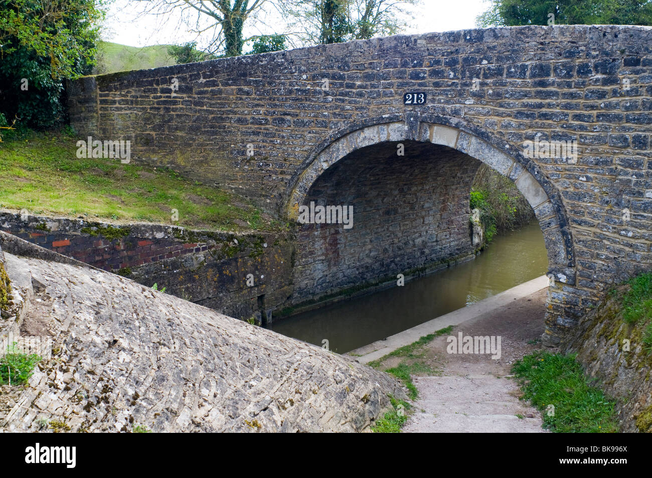 Le pont à Pigeon's lock dans le canal d'Oxford Tackley, nommé d'après le pub The Three Pigeons, qui permet d'être ici. Banque D'Images