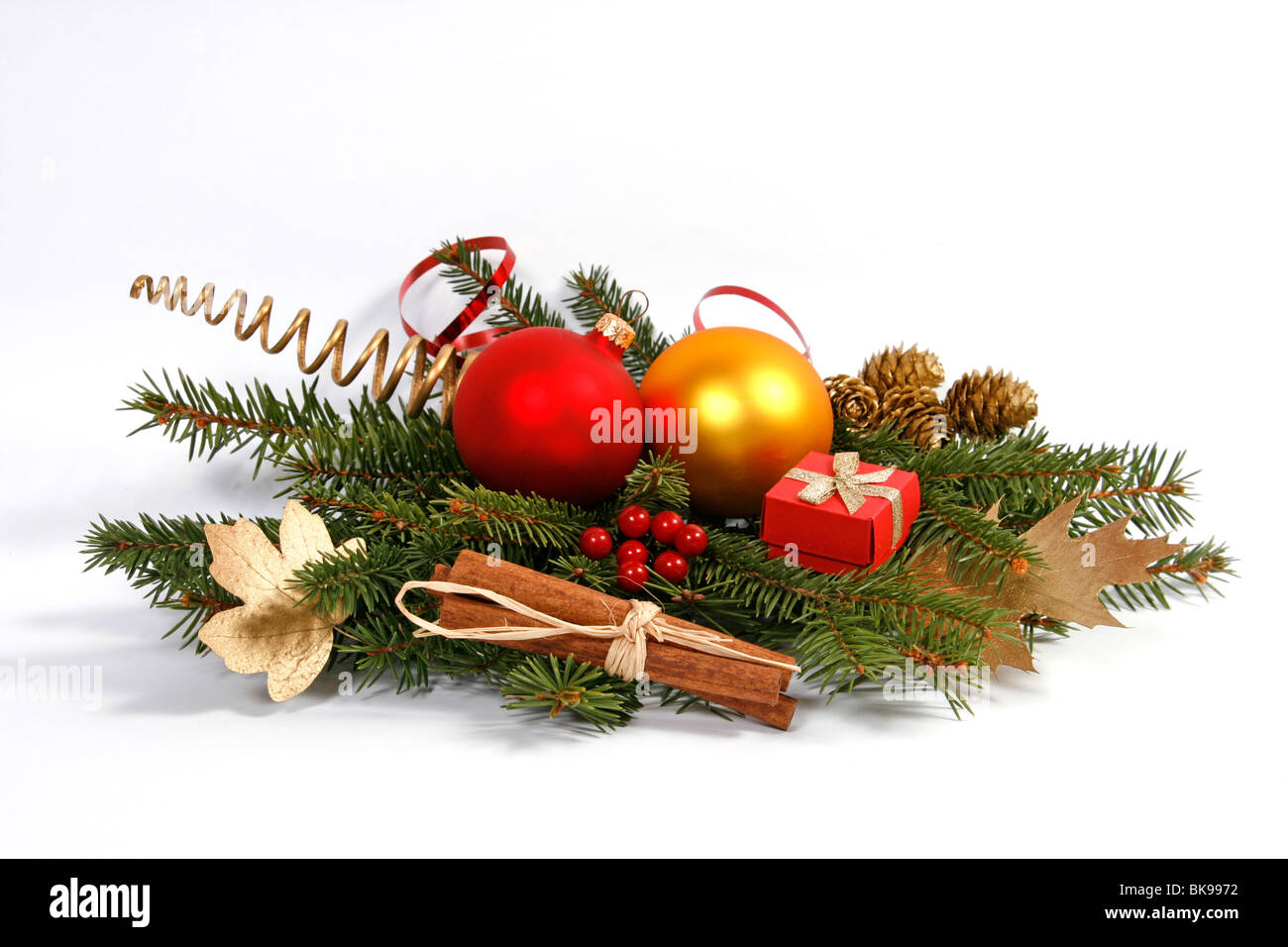 Décoration de Noël avec les brindilles de l'épinette et babioles Banque D'Images