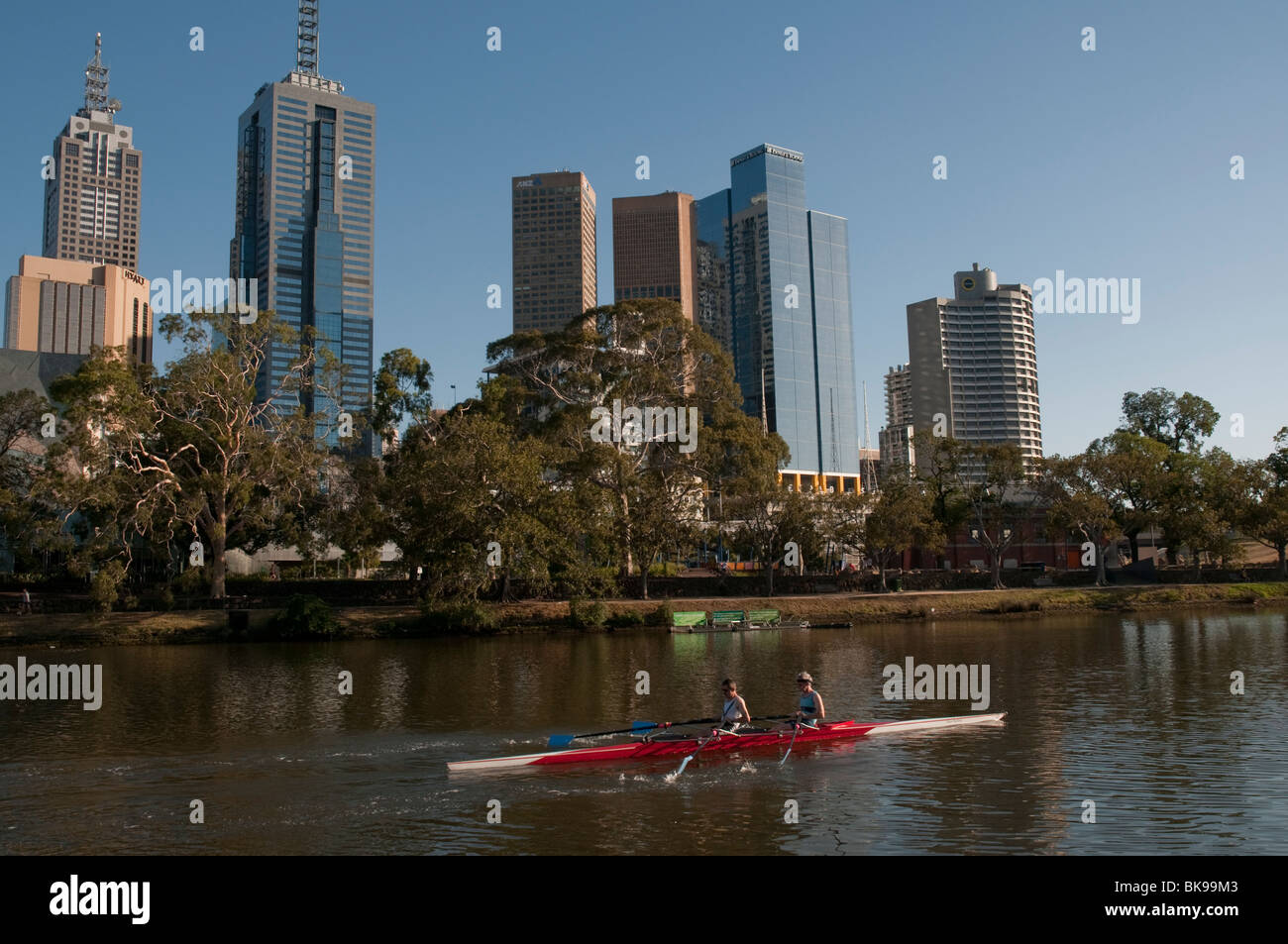 Les équipes d'aviron sur la rivière Yarra de Melbourne, Victoria Australie Banque D'Images
