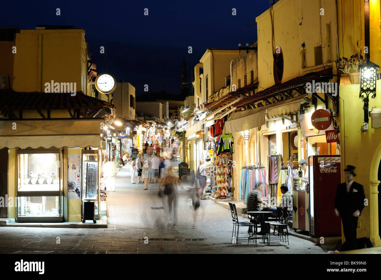 Odos Sokratous, une rue commerçante, Platia Ippokratou, Rhodes Town, Rhodes, Grèce, Europe Banque D'Images