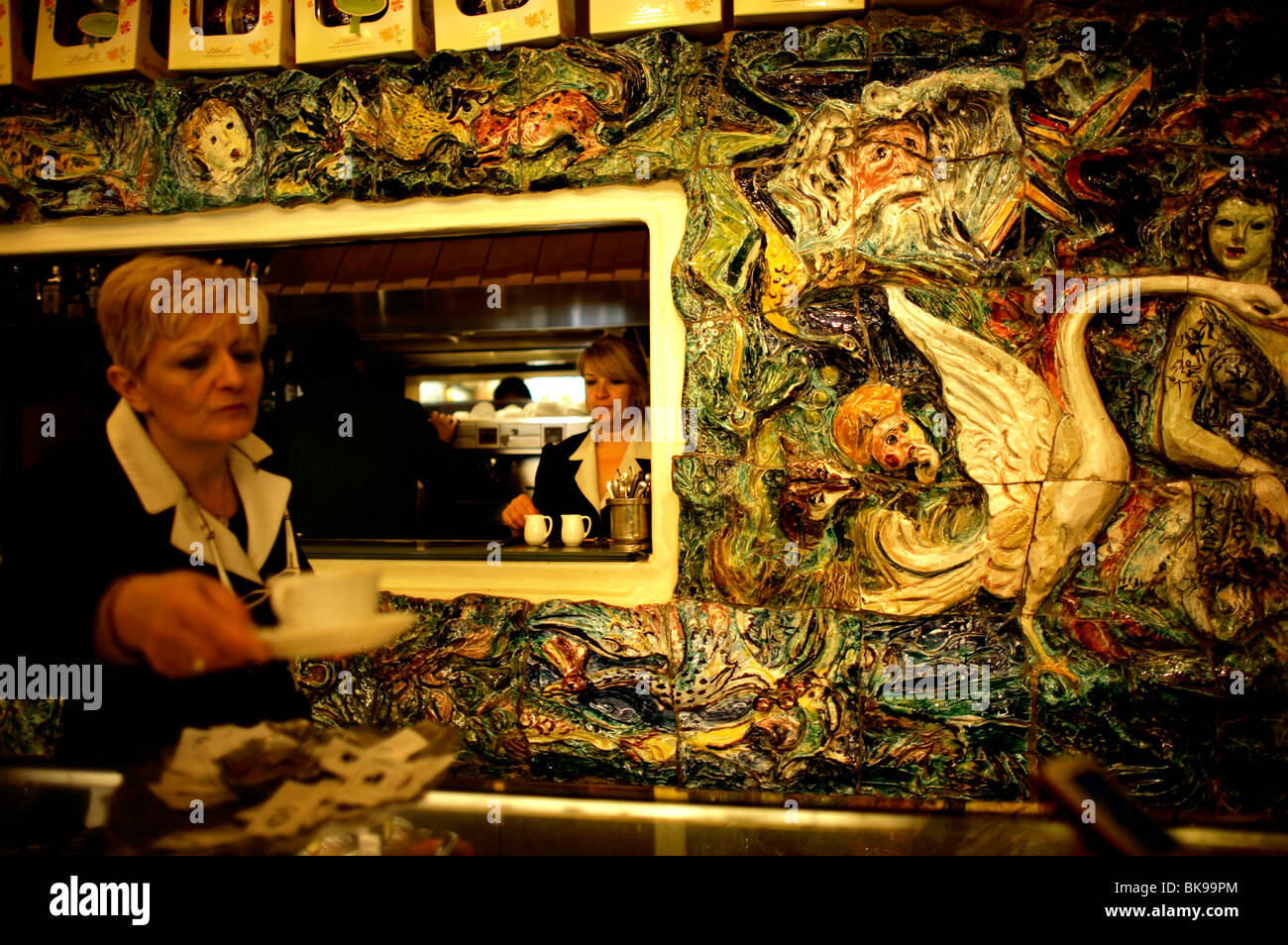 Une serveuse sert du café dans Il Cigno Viale coffee shop dans le quartier Parioli street, Rome, Italie, le 8 mars 2008. Banque D'Images