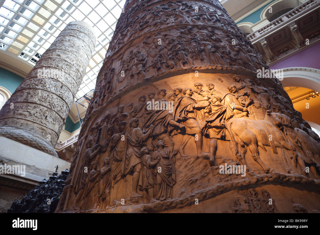 Détails d'une colonne dans un musée, la colonne Trajane, tribunaux, Victoria and Albert Museum, Londres, Angleterre Banque D'Images