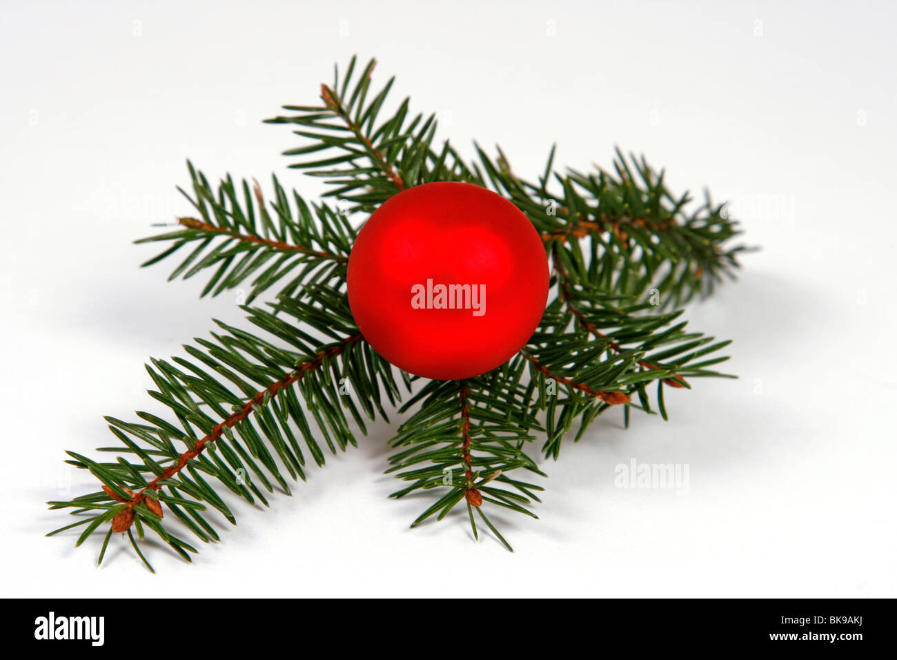 Décoration de Noël avec les brindilles de l'épinette et bauble Banque D'Images