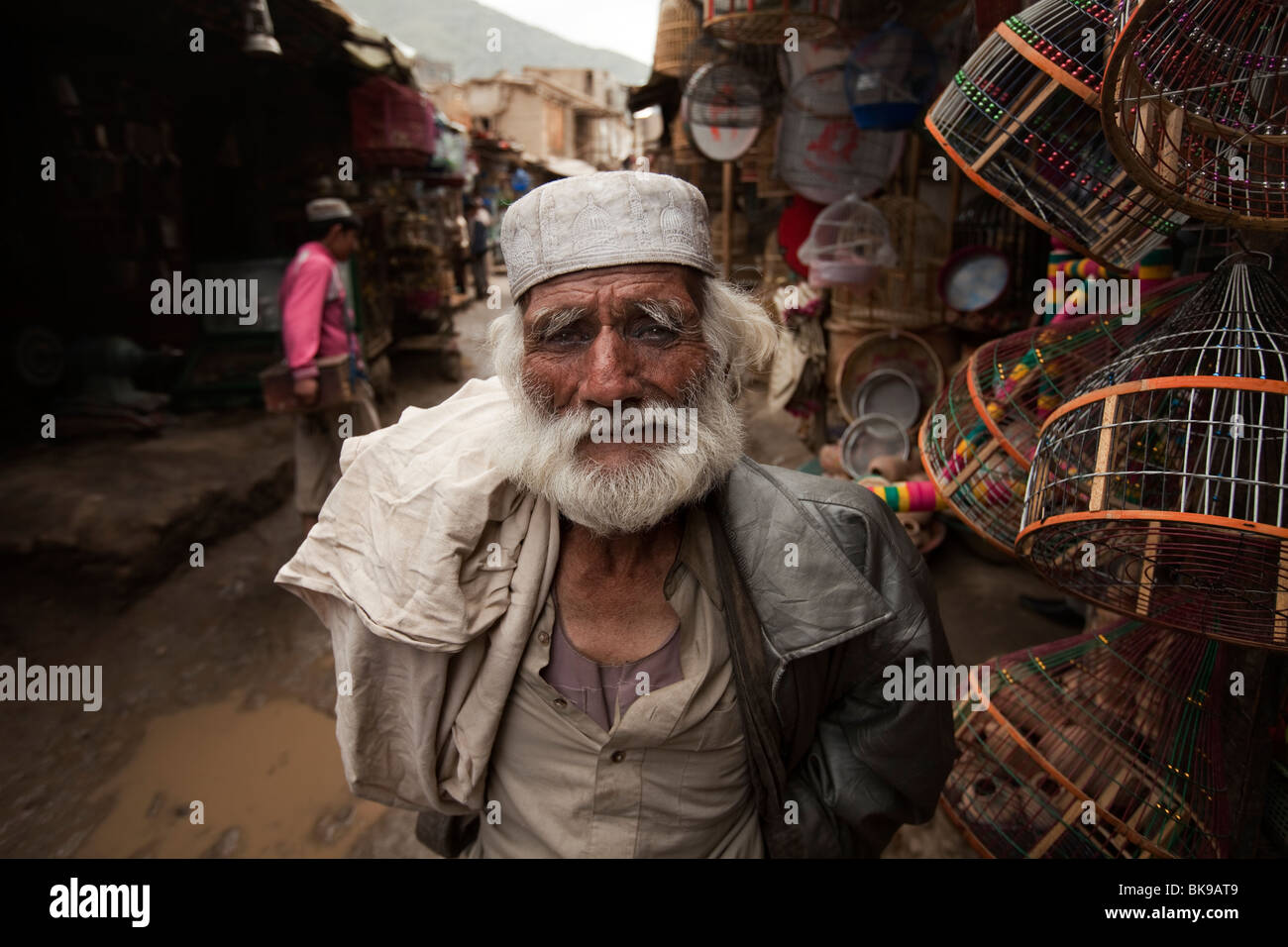 Un homme dans le marché aux oiseaux de la capitale afghane, Kaboul. Banque D'Images
