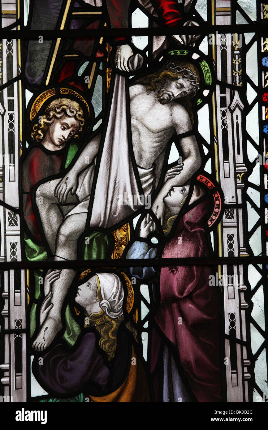 Un vitrail représentant Jésus la descente de la croix, l'église St Mary, Moulton St Mary, Norfolk Banque D'Images