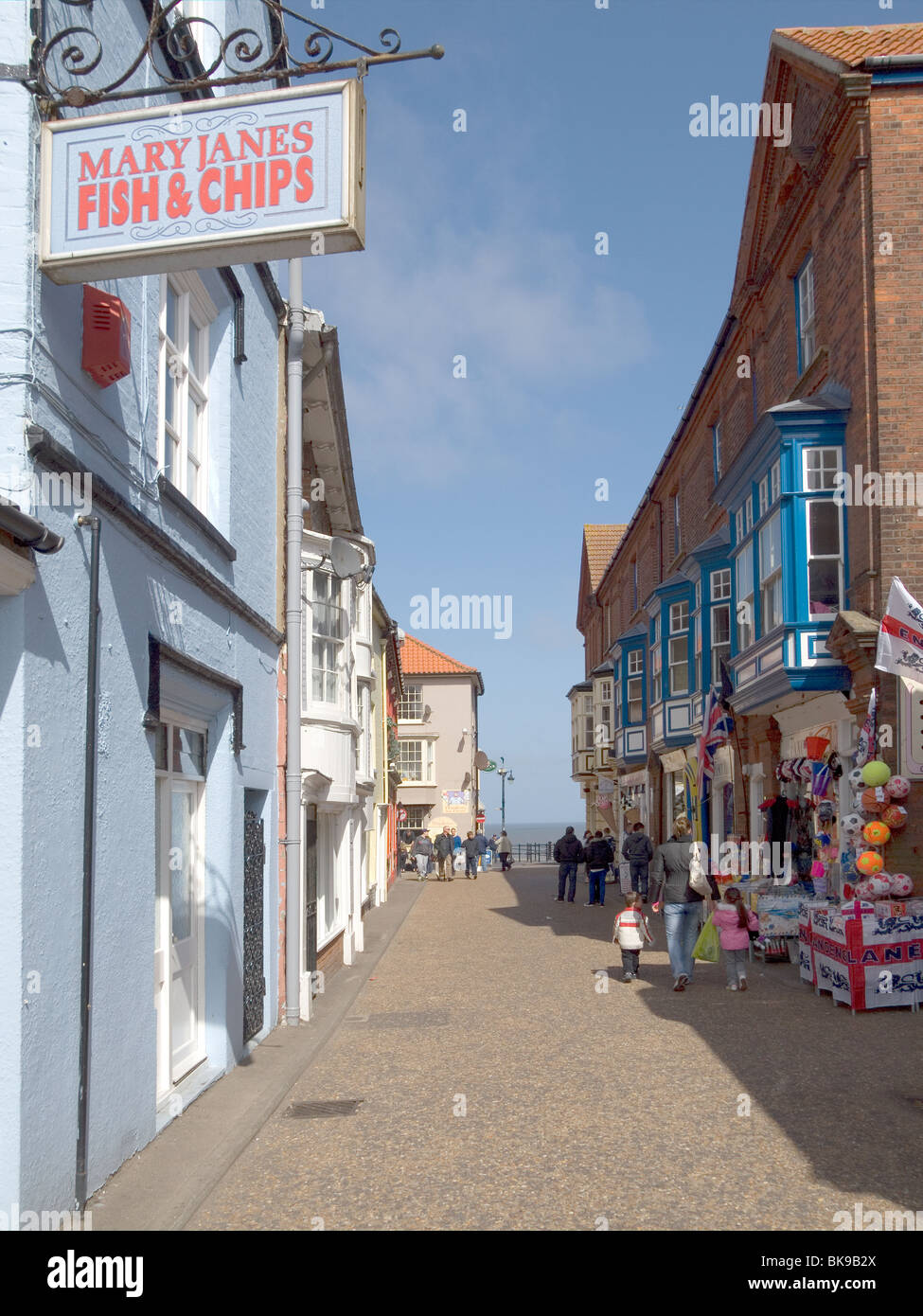 Jardin pittoresque rue rue étroite menant à la mer dans la vieille ville de Cromer, North Norfolk Banque D'Images