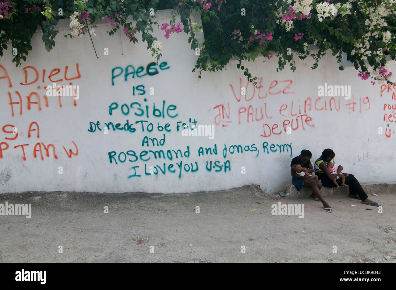 Les femmes locales s'assoient avec leurs nourrissons à Port-au-Prince, en Haïti Banque D'Images