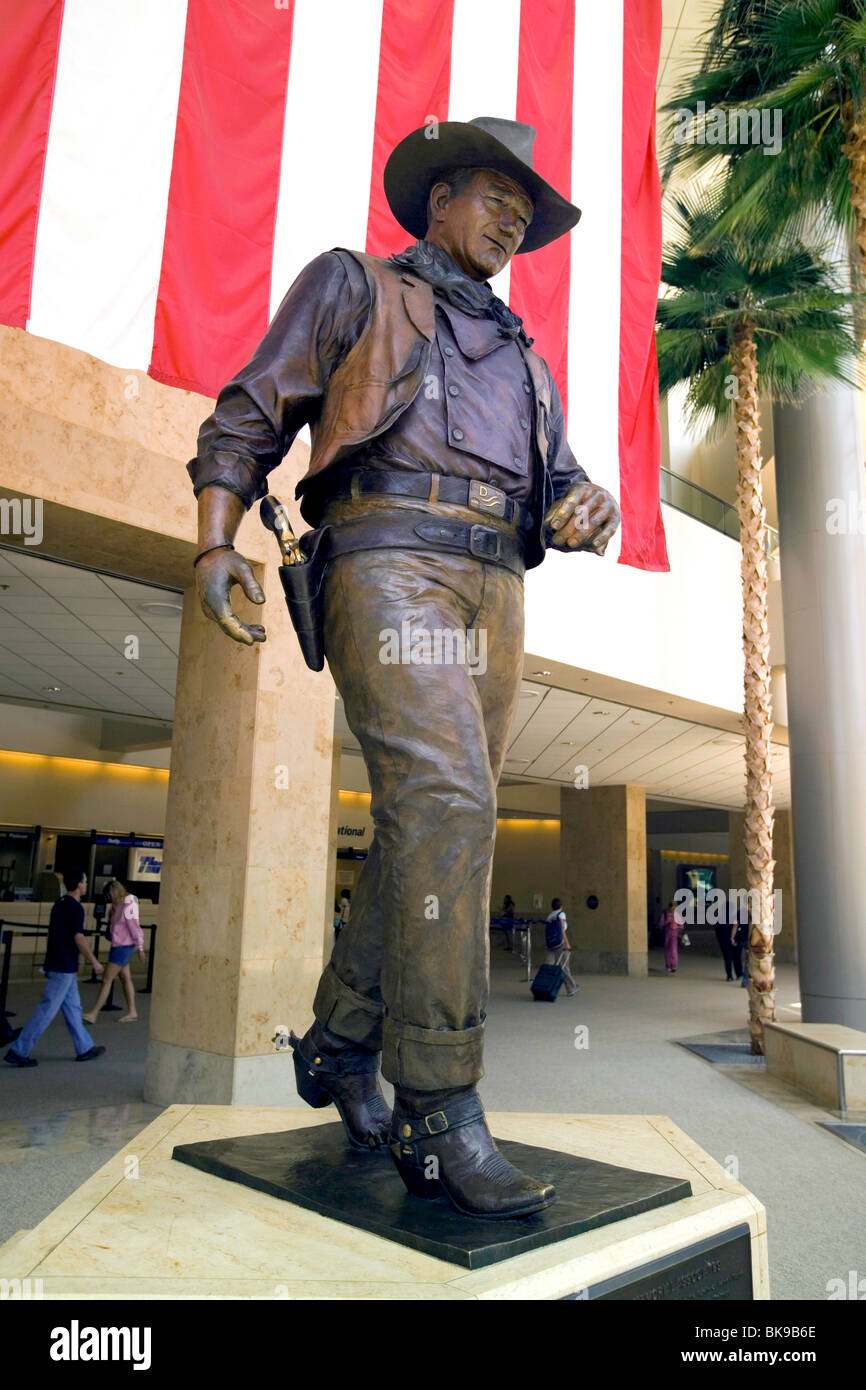 Une statue rend hommage à la star de cinéma célèbre à John Wayne John Wayne Airport à Santa Ana, Orange County, Californie, USA. Banque D'Images