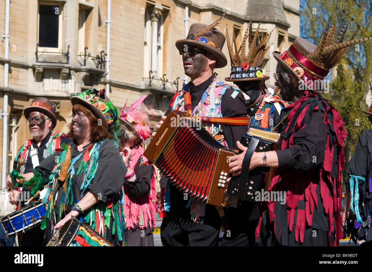 Morris musiciens jouant des airs de danse pour accompagner la danse morris à l'Oxford Folk Festival Banque D'Images