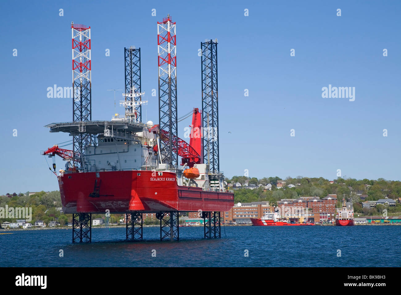 Dans le port de Halifax (Nouvelle-Écosse) est une plate-forme d'hébergement offshore bateau, le Kraken Seajacks avant de partir à l'étranger Banque D'Images