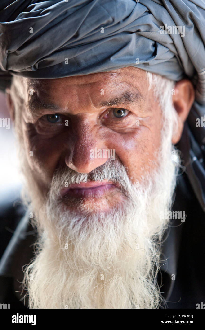 Un homme dans le marché aux oiseaux à Kaboul (Afghanistan) avec barbe et turban traditionnel Banque D'Images