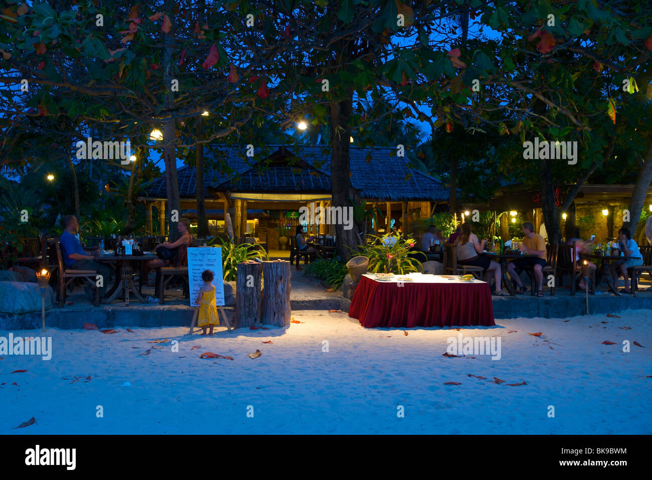 Restaurant de plage sur Ray Leh West Beach, Krabi, Thaïlande, Asie Banque D'Images