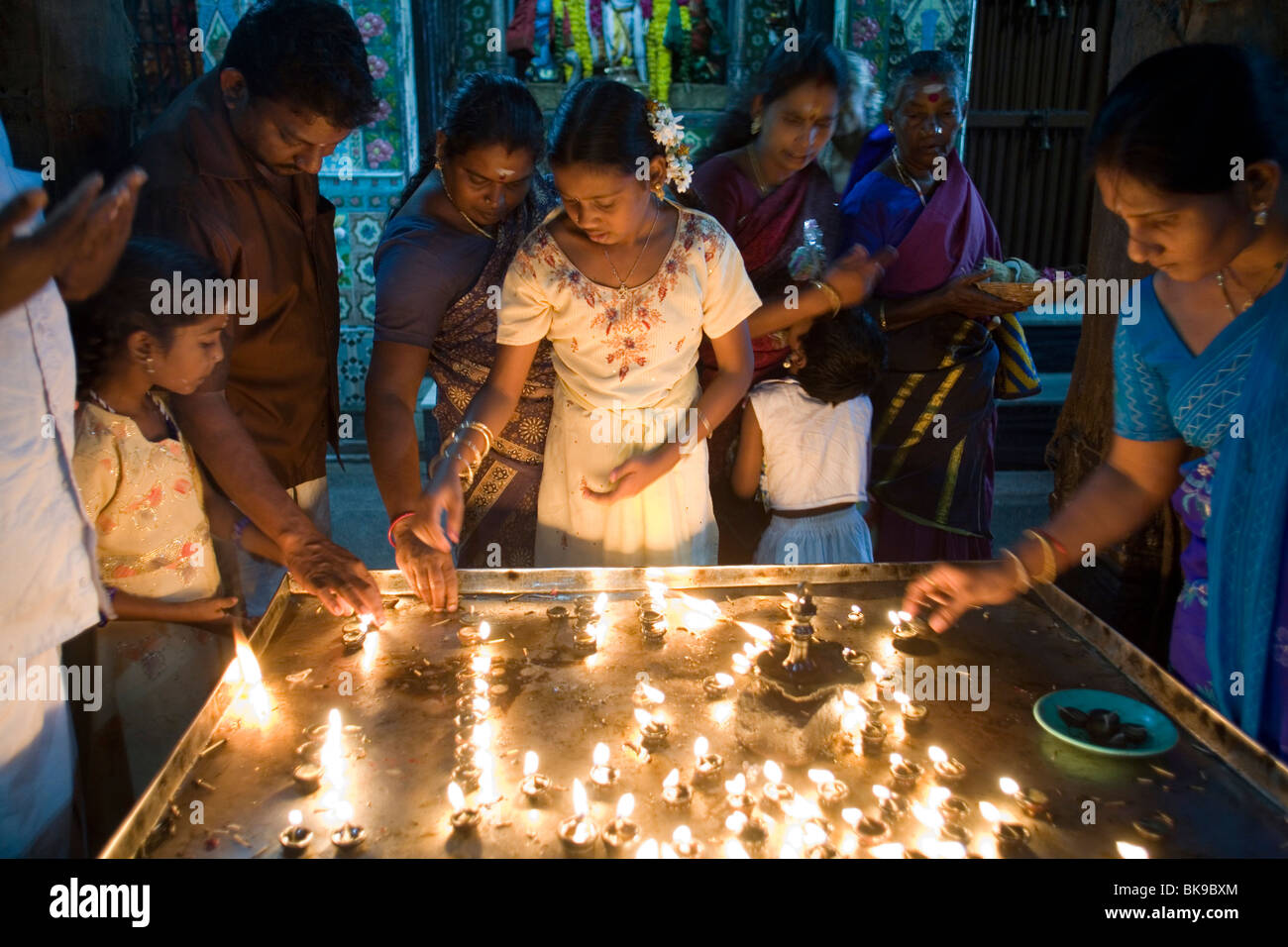 Les dévots de l'huile légère lampes dans le temple Murugan, Swamimalai, Inde Banque D'Images