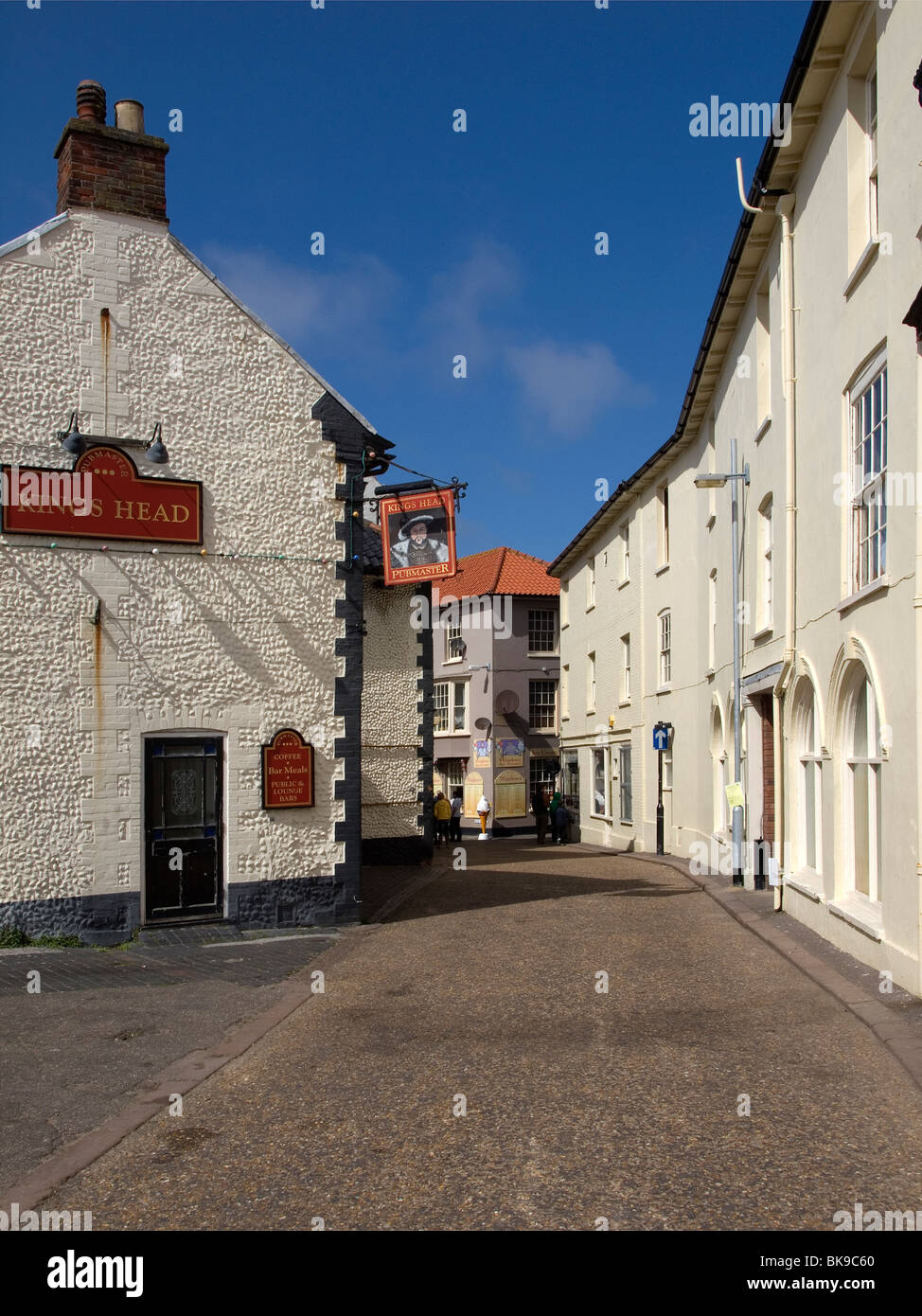High Street une rue étroite avec le Kings Head pub dans la vieille ville de Cromer, North Norfolk Banque D'Images